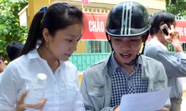 Thí sinh Đà Nẵng trao đổi bài sau môn thi sáng nay. Ảnh: Nguyễn Đông.