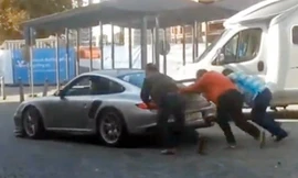 Đập mặt xuống đường vì đẩy ô tô chết máy