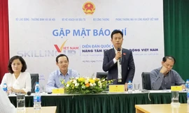 Thứ trưởng LĐ-TB&XH Lê Quân (đứng) thôn tin về Diễn đàn quốc gia Nâng tầm kỹ năng lao động Việt Nam (Skilling up).