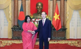 Chủ tịch nước Trần Đại Quang tiếp Bà Samianaz, Đại sứ Đặc mệnh toàn quyền Cộng hòa Nhân dân Bangladesh tại Việt Nam đến trình Quốc thư nhân dịp nhận nhiệm kỳ công tác mới ngày 26/9/2017. (Ảnh: Nhan Sáng/TTXVN)
