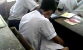 Nam sinh không ngại hôn bạn gái ngay trong lớp học (Ảnh cắt từ clip trên Youtube đầu năm 2012).