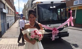 Cô dâu khiến chú rể bật khóc vì đến đám cưới bằng xe chở rác