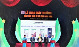 Ông Nguyễn Thành Đạt (giữa) - Giám đốc Truyền thông Herbalife Việt Nam đại diện công ty nhận giải thưởng “Sản phẩm vàng vì sức khỏe cộng đồng” tháng 10/2019