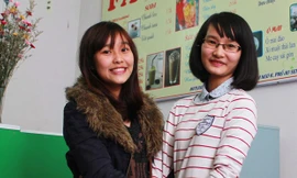 Từ số tiền ít ỏi gần 1 năm đi làm thêm, Vân (trái) và Phượng (phải) đã thành chủ một quán ăn có doanh thu lên đến 30 triệu đồng/tháng. Ảnh: Ngọc Lan. 