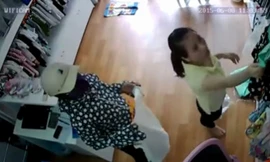 Bà bầu trộm điện thoại trong cửa hàng quần áo