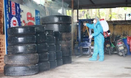 Xịt muỗi tại kho lốp phế thải Bích Thư