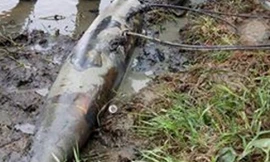 Trục vớt quả bom 'khủng' nặng 230 kg dưới lòng sông