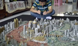 Lạ kỳ mô hình thành phố làm từ hơn 50.000 đồng xu