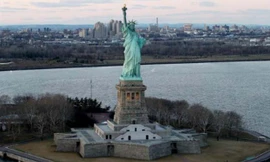 Du khách từ chối mua vé tham quan tượng Nữ thần Tự do từ dân ở chợ đen đã bị đánh bất tỉnh và bị nứt sọ. Ảnh: Alex Trautwig