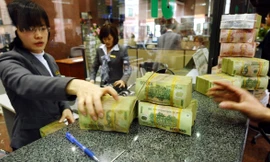 Quá xót xa với lãi suất ngày càng giảm, nhiều người tìm kiếm khắp nơi các ngân hàng có lãi suất huy động cao (ảnh minh họa)