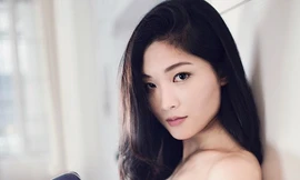 Vẻ ngoài xinh đẹp, cá tính mạnh và nền tảng tri thức giúp cô gái 25 tuổi được công chúng Singapore hâm mộ.