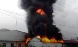 Ngọn lửa bốc lên ở kho chứa keo dán đế giầy của Công ty TNHH sản xuất giầy Easily, khu công nghiệp Tân Liên, huyện Vĩnh Bảo (Hải Phòng). Ảnh: CVT