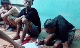 Trong căn phòng trọ, ba người “ăn xin thuê” cho Thành đang kể lại sự việc với cơ quan chức năng. 