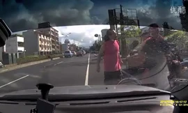 Bị gã đàn ông chặn đầu xe ăn vạ, nữ tài xế... ăn vạ lại