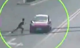 Đứng giữa đường rồi tự lao vào ô tô tự sát