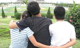 Nói yêu tôi nhưng em ân cần chăm sóc tình cũ