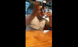 Độc đáo kiểu rót bia... bằng trán