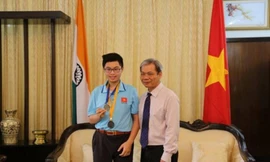 Đinh Vũ Tùng Lâm chụp ảnh cùng Tham tán Đại sứ quán Việt Nam tại Ấn Độ khi giành huy chương bạc tại kỳ thi Olimpic toán học trẻ năm 2017 tại Ấn Độ (X-IMC)