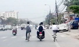 "Tổ hợp xe kéo" của 4 học sinh đang "làm xiếc" trên đường Quốc lộ 1A đoạn đi qua phường Quán Bàu (Tp Vinh, Nghệ An). 