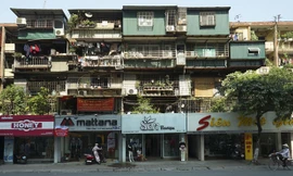 Trên phố Phạm Ngọc Thạch, những cửa hàng mặt tiền được chăm chút nhiều màu sắc, sáng sủa, trái ngược với những lồng sắt lô nhô bên trên.