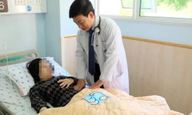 Bác sĩ Hậu khám cho bệnh nhân bị xoắn buồng trứng. Ảnh: N.P.