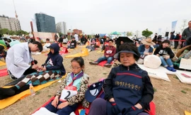 Nữ sinh Hàn Quốc chiến thắng cuộc thi 'ngồi đờ đẫn' trong 90 phút