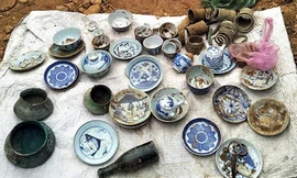 Số đồ vật nằm cạnh ngôi mộ. Ảnh: Đ.X.