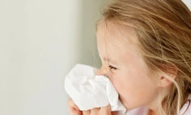  Trẻ dễ bị viêm phế quản trong thời tiết lạnh. Ảnh: Hoidapbacsy.