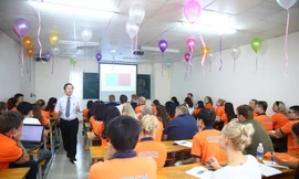 Sinh viên chương trình Đại học đào tạo bằng tiếng Anh sử dụng tiếng Anh là ngôn ngữ giảng dạy và giao tiếp chính