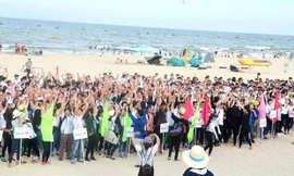 1500 sinh viên cùng nhảy flash-mod kêu gọi mọi người cùng bảo vệ môi trường biển