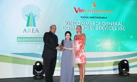 Đại diện VinCommerce lên nhận giải tại lễ vinh danh “Doanh nghiệp trách nhiệm Châu Á”