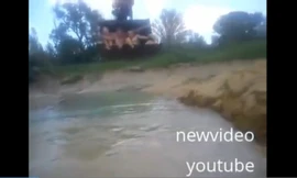 Hết hồn cảnh 3 chàng trai nghịch dại với máy xúc