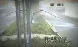 Thoát chết vì tránh được 'xe điên' trong chớp mắt