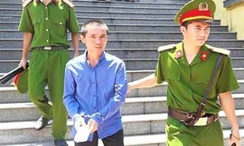 Bị cáo Toản bị dẫn giải sau kết thúc phiên tòa ngày 29/5/2018. Ảnh: TA