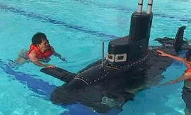 Chiếc tàu ngầm Yết Kiêu 1 được ông Trân thử nghiệm trong hồ bơi năm 2010. Ảnh: Nguoilaodong.