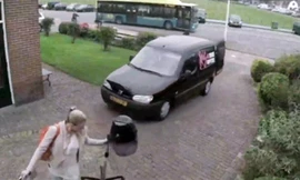 Cô gái quên kéo phanh tay ô tô suýt gây tai họa