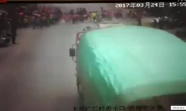 Xe tải lao xuyên qua nhóm học sinh tiểu học sang đường