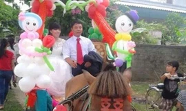 Hình ảnh chú rễ rước dâu bằng xe ngựa đang thu hút sự chú ý của cộng đồng mạng. 