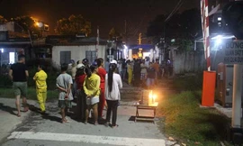 Người dân hiếu kỳ theo dõi vụ việc.