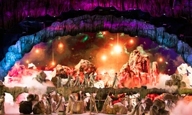 Đạo diễn Hoàng Nhật Nam biến hang động thành sàn diễn thời trang 