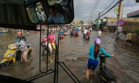 Người Sài Gòn bì bõm đi làm trong biển nước