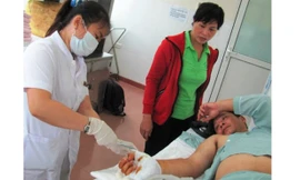 Các bác sĩ Bệnh viện Phong - Da liễu Trung ương Quy Hòa đã nối thành công 4 ngón tay đứt lìa cho bệnh nhân Minh 