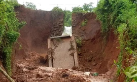 Đoạn kênh dẫn tràn hồ chứa nước Gia Hoét bị vỡ gây xói lở. Ảnh: Xuân Thắng.