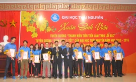 Tặng 100 suất quà tết cho sinh viên có hoàn cảnh khó khăn