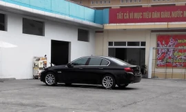 Chiếc xe BMW không biển số đang bị tạm giữ tại Trạm CSND số 1 (Công an quận Hồng Bàng)