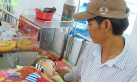 Bé Duy đang điều trị tại bệnh viện. Ảnh: Thanh Lam.