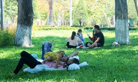 Địa phương cắt điện suốt 16 giờ đồng hồ giữa lúc nắng nóng đang hoành hành, người dân phải ra công viên "trốn" nắng nóng