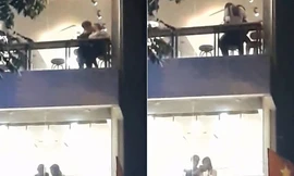 Cặp đôi ôm hôn nhau mãnh liệt tại quán trà sữa