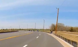 Môtô tự lao vào lề đường