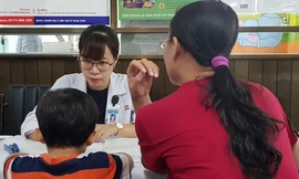 Bác sĩ Bệnh viện Nguyễn Tri Phương khám, tư vấn về chậm tăng trưởng chiều cao ở trẻ. Ảnh: Lê Phương.